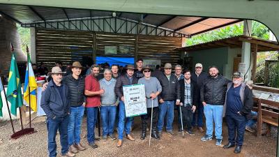 Prefeitura de Laranjeiras do Sul entrega equipamento agrícola para a comunidade do Rincão Grande